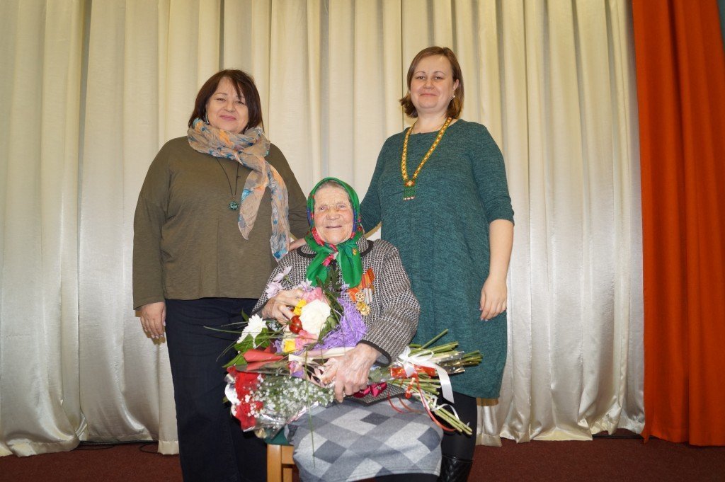 Счастливая именинница и те кто рядом сней счастливы.JPG